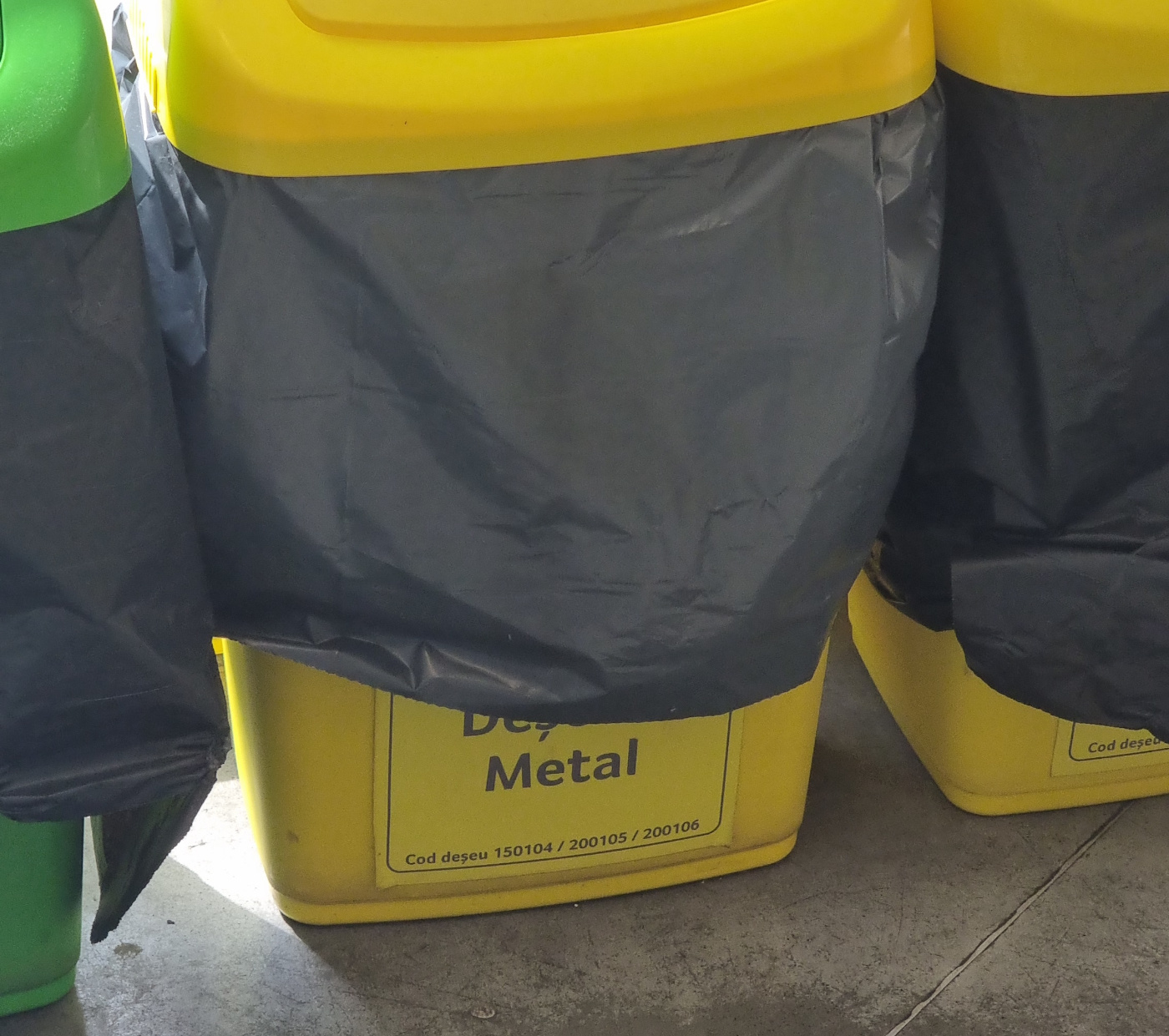 Cosuri de gunoi cu cod de deseuri afisa