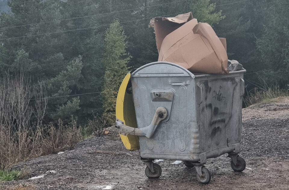 Deseuri din carton intr-o pubela